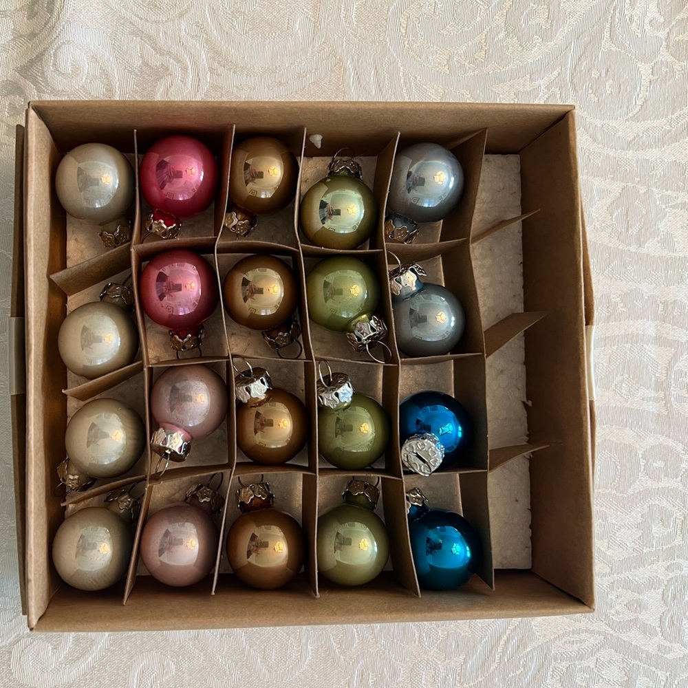 SUZANNE KASLER 25mm ASSORTED ORNAMENTS